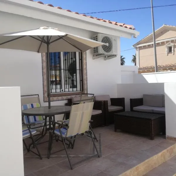 2 bedroom newly renovated bungalow close to bars & restaurants, hotel v destinácii Los Alcázares