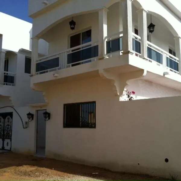 Villa à Thiès avec piscine à 15mn de l'aéroport, Hotel in Thiès