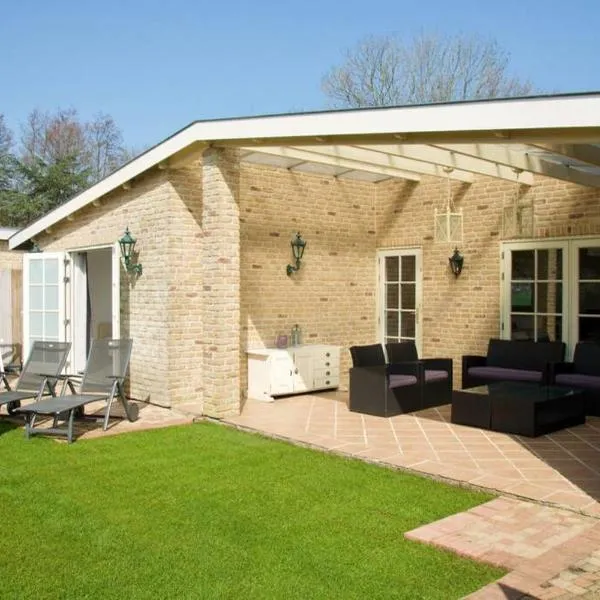 Bungalow between Amsterdam and Haarlem with sauna, hotel v destinaci Vijfhuizen