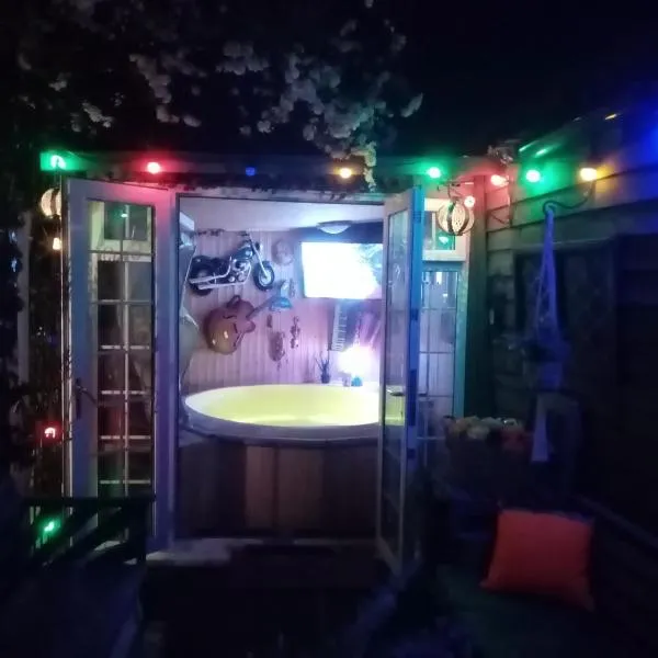 Chalet with hot tub room、Clanfieldのホテル