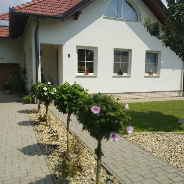 Rozmaring Vendégház, hotel in Orosháza