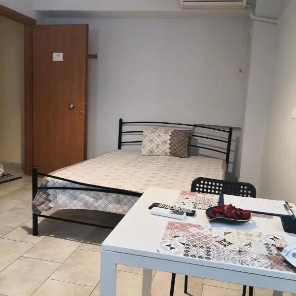 House in the center of Piraeus next to the port and the metro!!, hotel in Piraeus