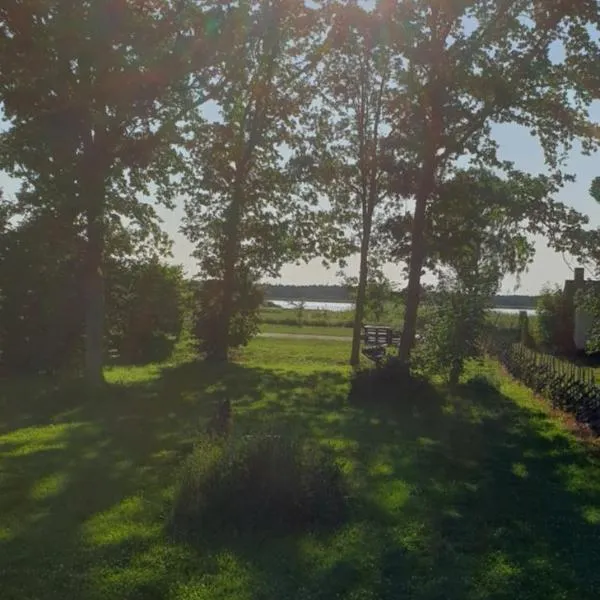 Härlig stuga vid havet, hotel em Burgsvik