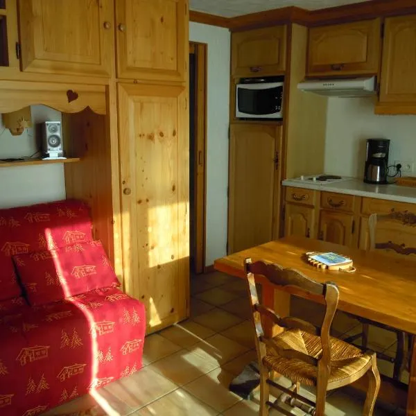 A4 km de Megève très joli studio avec jacuzzi ,vue sur les montagnes au calme, hotel v destinácii Praz-sur-Arly