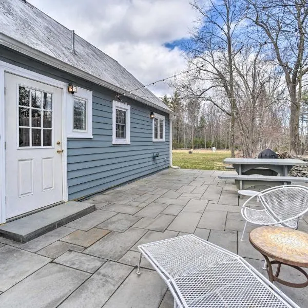 Charming Cottage with Yard - 2 Mi to Tinker St!, hotel v destinaci Woodstock