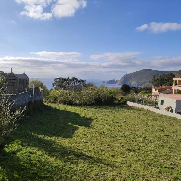 Casa A Colorada cerca de la playa de Mar de Fora, hotel in Fisterra