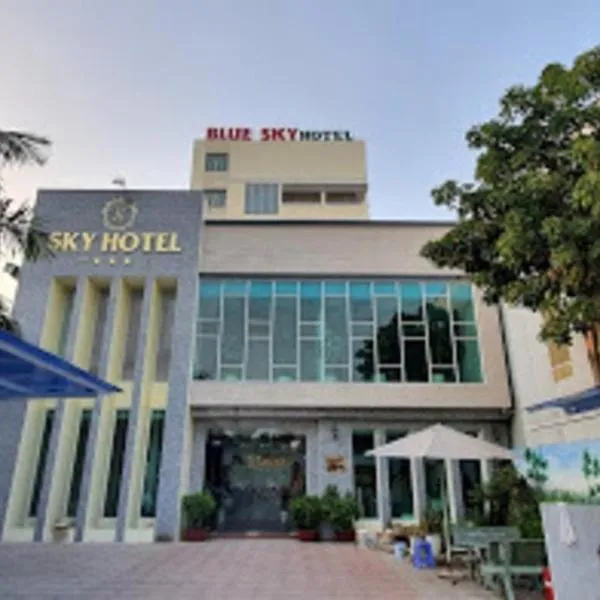 Sky Hotel, hotel in Ấp Phước Cang