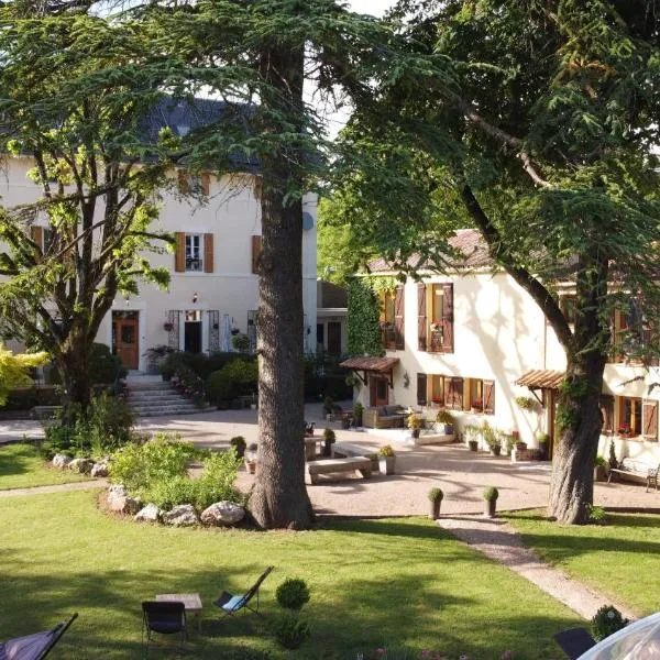 Gites du Caylar - Chambres et Appartments, hotel en Combe-Redonde