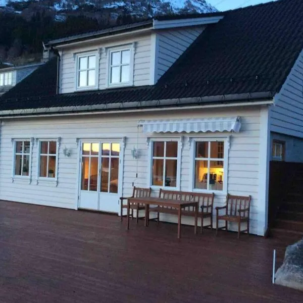 Flohytta – hotel w mieście Hjelle