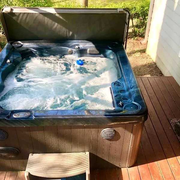 애크워스에 위치한 호텔 Luxurious Private Studio Get-away w/ Hot Tub & Koi Pond