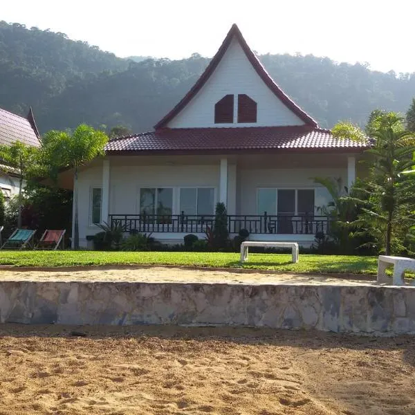 Peony Villa, 3 Bedroom Beachfront Pool Villa, hótel í Laem Ngop