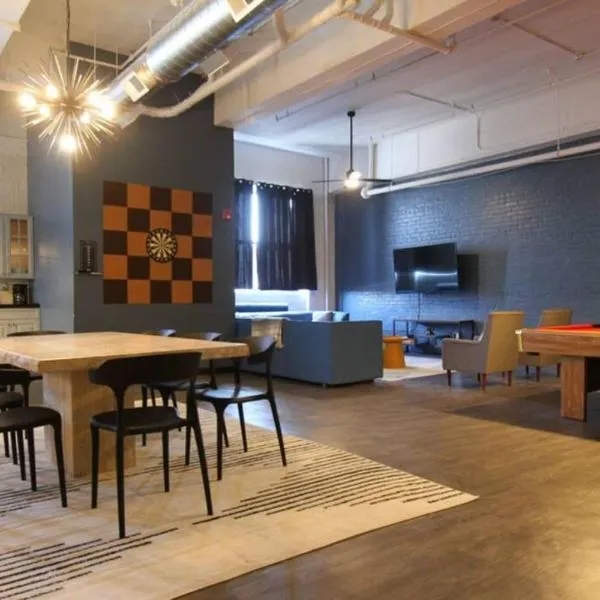 3E *New* Huge! Spacious 3 Bedroom in Oakland that sleeps 12!, hotel in Pittsburgh