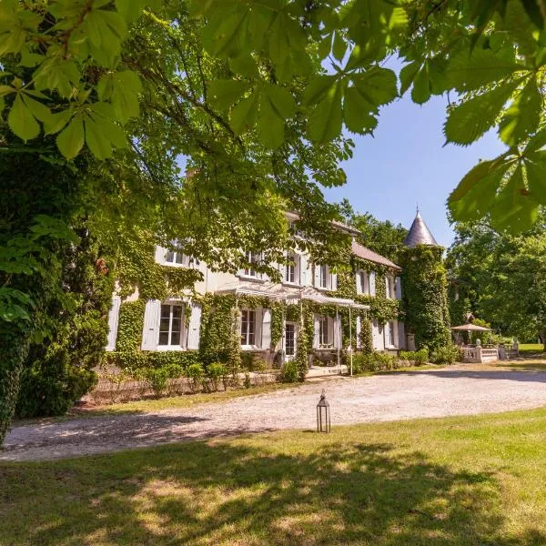 Chateau des Ayes - Chambres & suites、Saint-Étienne-de-Saint-Geoirsのホテル