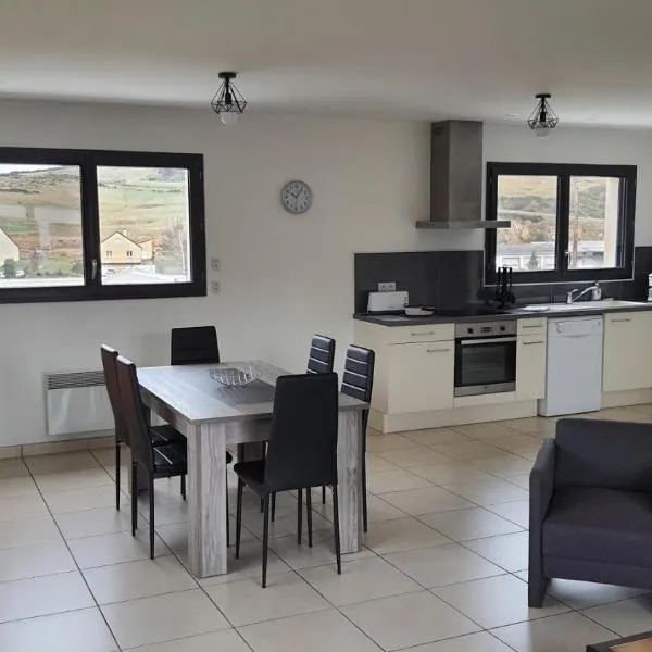 Appartement tout confort au milieu de la Margeride – hotel w mieście Châteauneuf-de-Randon