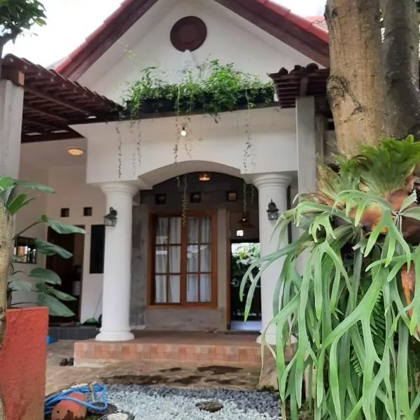 OMAH LUMUT Malang, Best Family Villa 3 Bedrooms Free Pool Kolam Renang、マランのホテル
