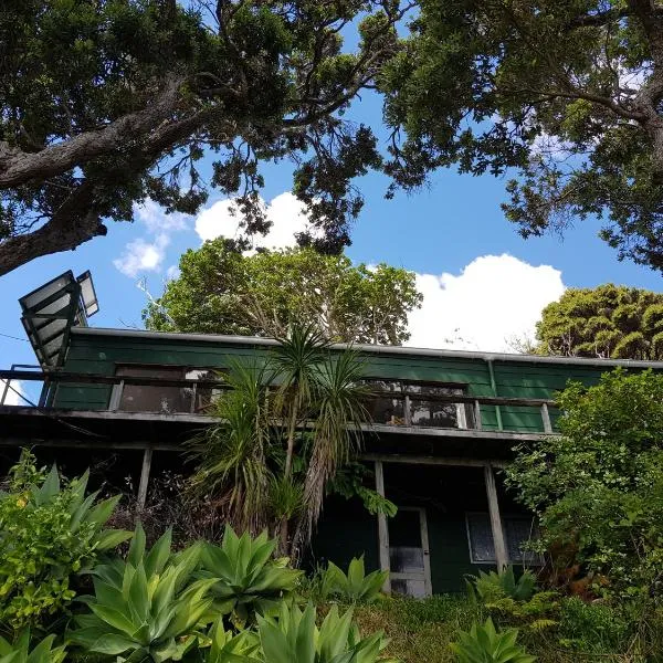 Awesome View Cottage, hotel in Great Barrier Island