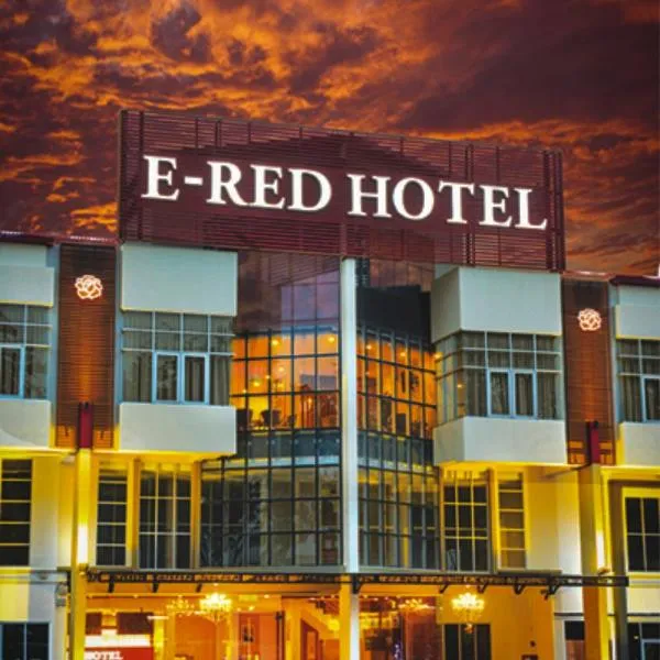 E Red Hotel Alma Cosmo، فندق في بوكيت ميرتاجام
