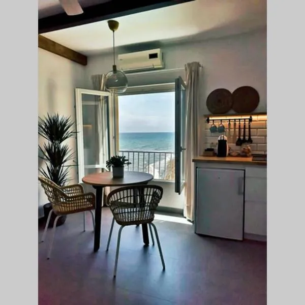 Beachfront apartment near Marbella, hotell i Sitio de Calahonda