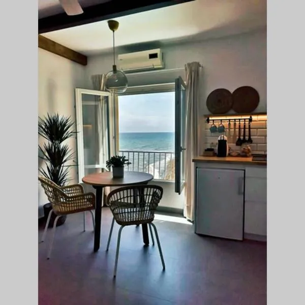 Beachfront apartment near Marbella, hótel í Sitio de Calahonda
