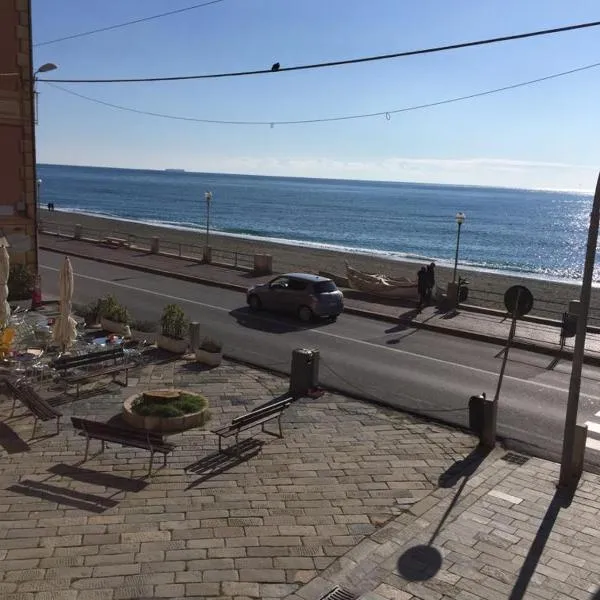 Appartamento piazza Buccelli a 10 mt dal mare, Hotel in Varraze