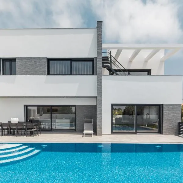 Chill House, luxury villa with jacuzzi and private swimming pool, hotel i Santa Barbara