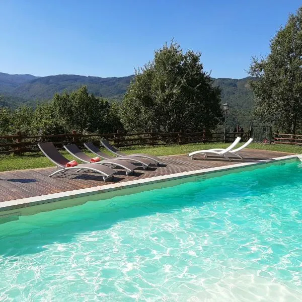 Villa Galearpe with private pool in Tuscany, hotell i Salutio