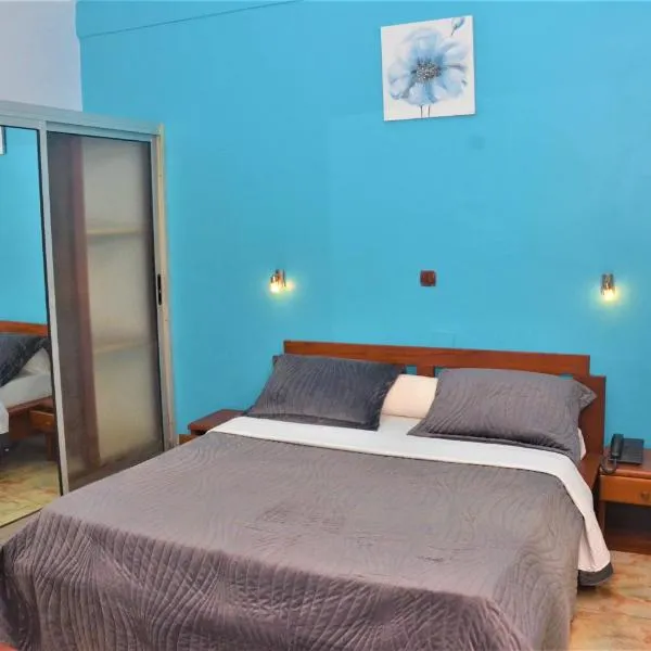 Hotel - Y, hotell i Douala