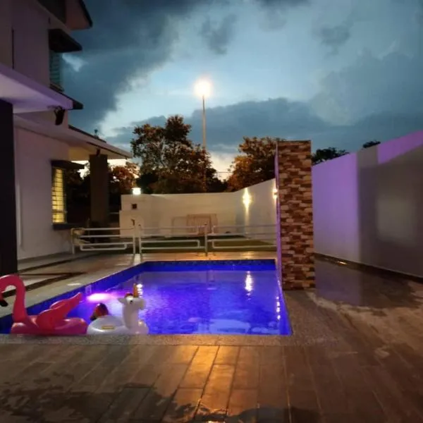 Villa with private Pool and Sauna @ Nilai, ξενοδοχείο σε Mantin