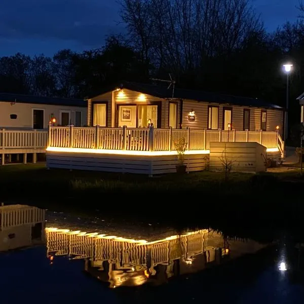 Auroras Dream Lodge - Hoburne Cotswolds Holiday Park, hotel a Cirencester