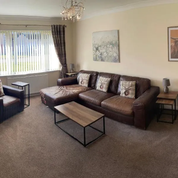Holm from Home, Relaxing Modern Bungalow with Private Garden, Quiet Location near Attractions & Ness Islands, hotel in Inverness