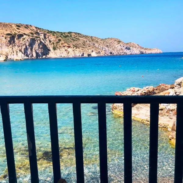 Salty Kisses and Sandy Toes, Seafront Syrmata Houses Authentic Milos Stay, hotel v destinaci Firopótamos