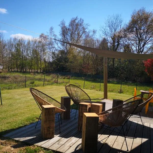 La cachette d'Anne-Charlotte (jardin, parking dans la campagne Honfleuraise) – hotel w mieście Fourneville