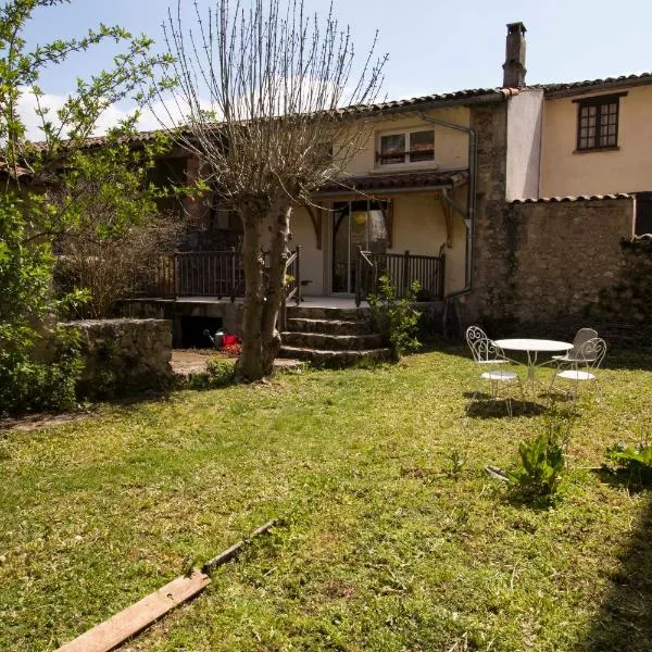 Gite d'étape Les Diligences, hotel en Roquefort-les-Cascades