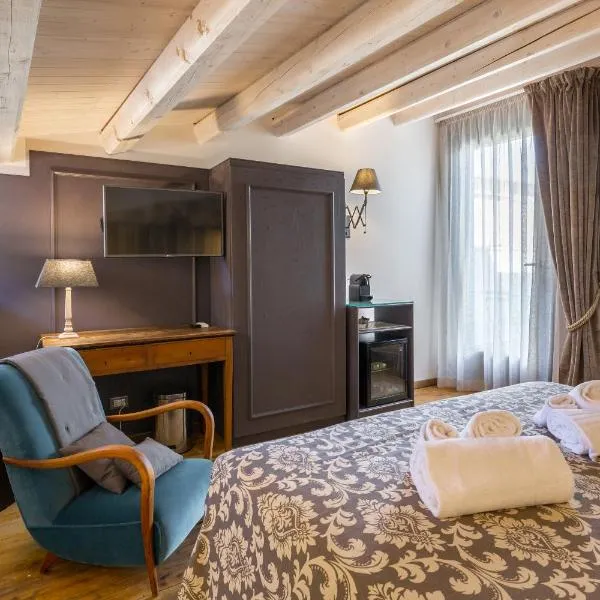 I Mori - Design Apartments، فندق في كوميزو