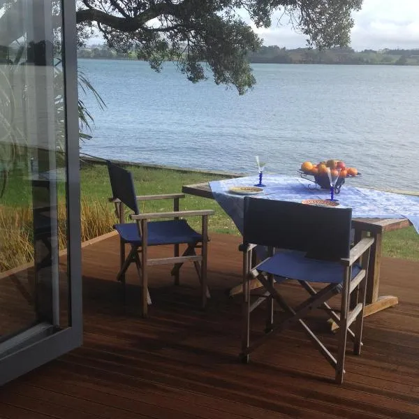 Absolute Waterfront Serenity Near Auckland, hotel en Clarks Beach