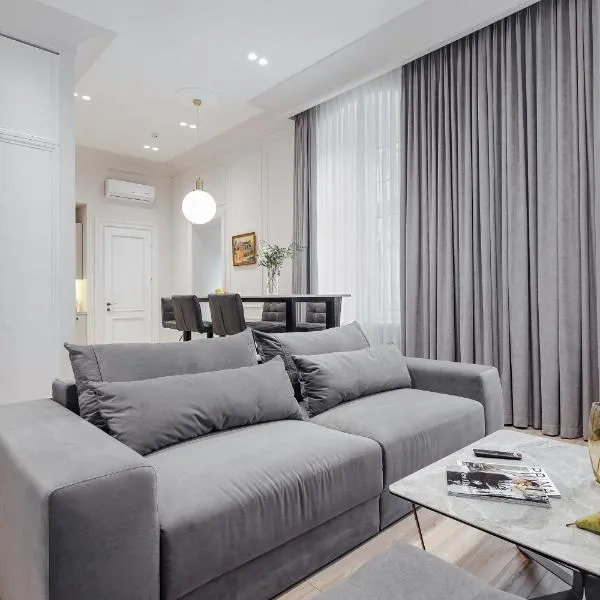 NEW! Luxury apartment in the CENTER of ODESSA overlooking Deribasovskaya str. LOW PRICE!, hotel in Odesa