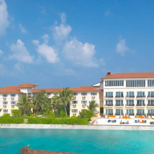 Hulhule Island Hotel- Private Beach Access & Airport Pick-up and Drop, hotel di Male City