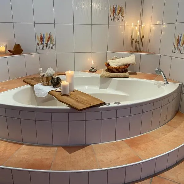 Private Spa mit Sauna und Whirlpool, hotel in Schrozberg