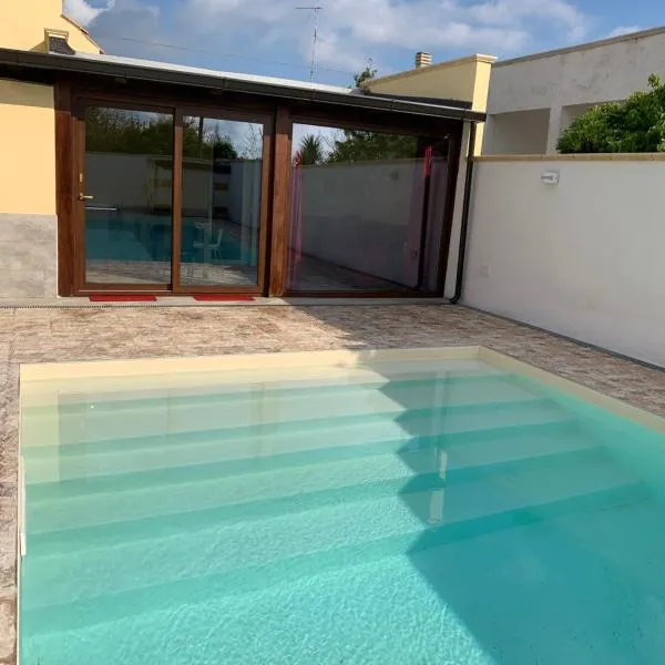 Appartamento in villa con piscina a 700m dal mare, hotel in Lendinuso