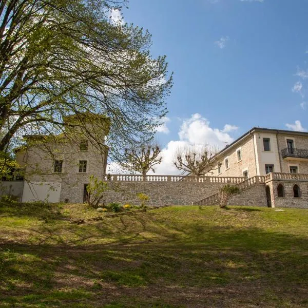 Maubec에 위치한 호텔 Castel serein