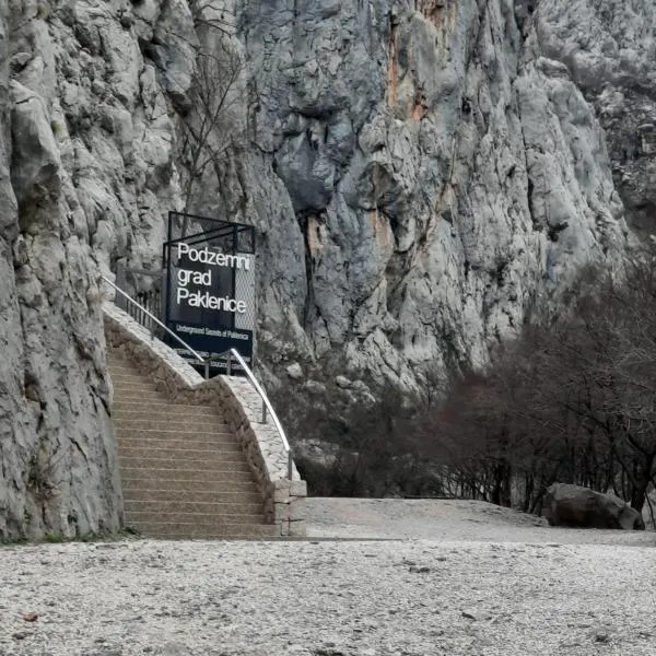 Apartmani QUATTRO, hotel in Starigrad-Paklenica