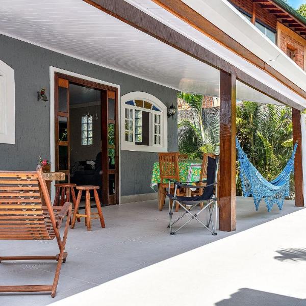 Casa com churrasqueira e jardim a 500m da Praia do Perequê em Ilhabela