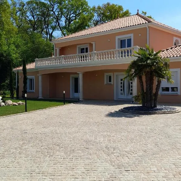 VILLA DES CHENES, hótel í Saint-Doulchard