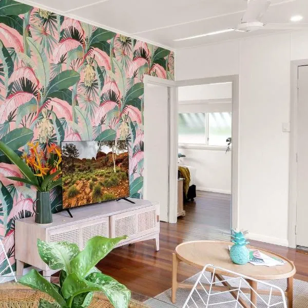 Tropicana Bungalow - Retro Getaway, hotel in Cairns North