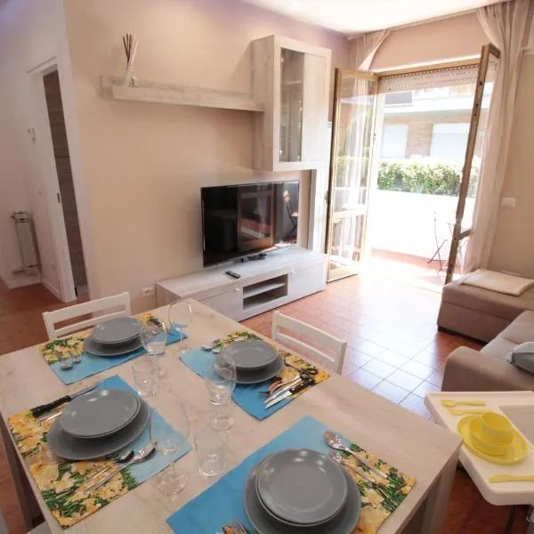 Beach House, 300 m dal mare, Marina di Massa, hotel a Marina di Massa