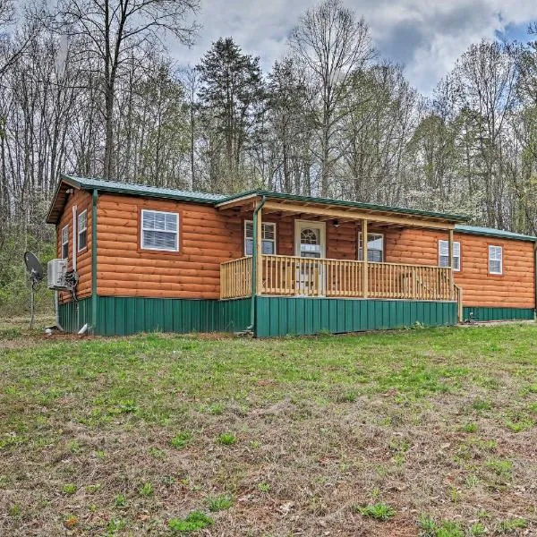 Cozy Bidwell Cabin with Deck Trail and Creek Access!, hotel a Gallipolis