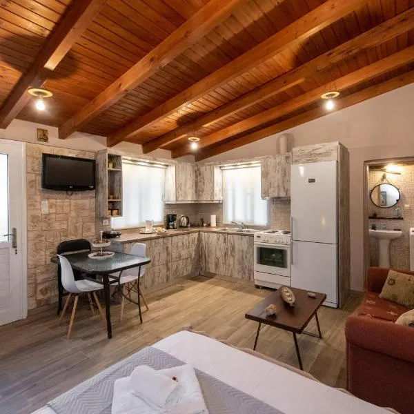Mozart House Studio, hotel in Amarinthos