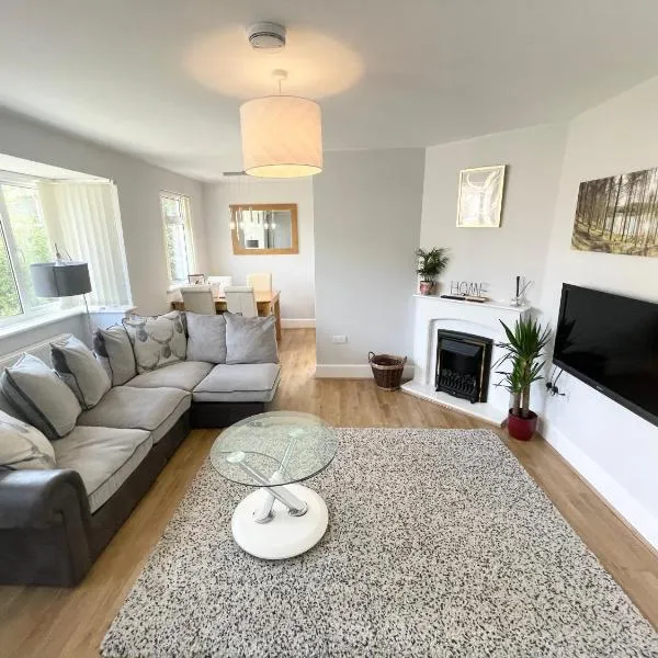 Coastline Retreats - Cosy Bungalow in Ringwood Town Centre with lots of Parking and Large Enclosed Garden, hotell i Ferndown