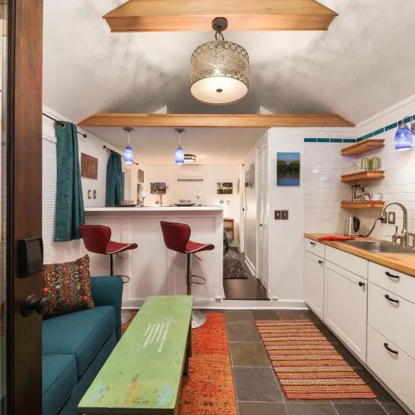 Secluded Patio Cottage Right By All The Action, hotel v destinaci Portland