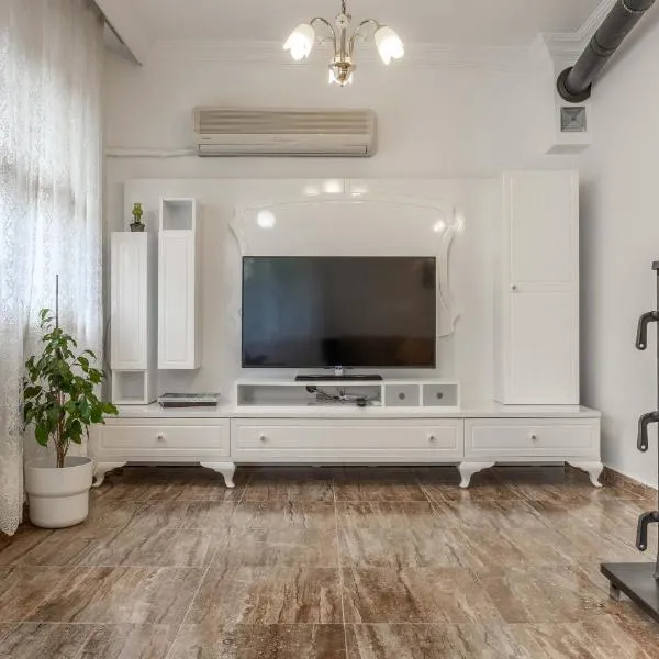 Villa Lale - 4 bed with top kitchen and garden!, hotel em Serik